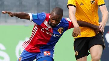 El Zurich condena el lanzamiento de un pl¨¢tano a Aldo Kalulu, jugador del Basilea