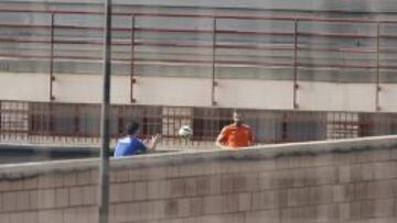 Negredo vuelve a calzarse las botas y a tocar balón