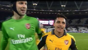 Con balón y muy felicitado: así se fue Alexis tras su triplete