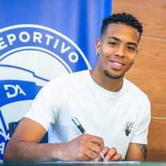 José De León renueva hasta el 2029