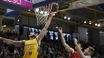 GRAF9264. MADRID (ESPAÑA), 11/02/2018.-El jugador del Montakit Fuenlabrada Blagota Sekulic, intenta evitar la canasta del jugador del Herbalife Gran Canaria Pablo Aguilar, durante el partido de la Liga Endesa que se disputa en el Pabellón Fe