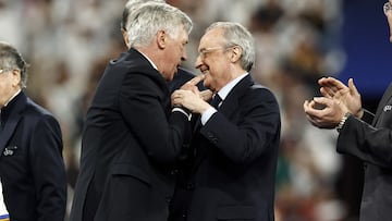 Carlo Ancelotti y Florentino Pérez se felicitan después de que el Real Madrid conquistase su 14ª Copa de Europa en la final de la Champions de 2022 contra el Liverpool en París.