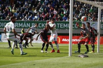 Futbol, Temuco v Copiapo.
Campeonato Loto 2015 - 2016 primera B.
El jugador de Temuco, Cris Robert Martinez, izquierda , marca su gol contra Copiapo durante el partido de primera B en el estadio Bicentenario Germán Becker.
Temuco, Chile.
16/04/2016
Ramon Monroy/Photosport*******

Football, Temuco v Copiapo.
Loto Championship 2015 - 2016 first B.
Temuco's player Cris Robert Martinez left  scores his goal against Copiapo during the Copa Loto Championship first B football match at  Bicentenario Germán Becker stadium in Temuco, Chile.
16/04/2016
Ramon Monroy/Photosport