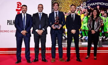 Premio As del Deporte 2024 a Palma Futsal. En la imagen Victoria Montiel, consejera de As, posa con José Tirado; director general deportivo, y los jugadores, Antonio Vadillo, Carlos Barrón y Mario Rivillos.