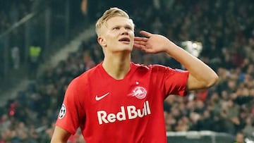 Erling Braut Haland celebra su gol al N&aacute;poles en la Champions League. 