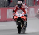 Dovizioso le gana a Márquez un duelo de infarto bajo la lluvia