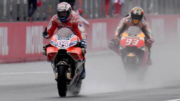 Andrea Dovizioso cruza la meta de Motegi por delante de Marc Marquez.