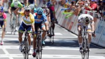 El australiano Simon Gerrans (i) del equipo Orica-GreenEdge celebra
 hoy, martes 21 de enero de 2014, al ganar la primera etapa del Tour Down Under en el valle Barossa Valley al norte de Adelaide, (Australia). El alem&aacute;n Andre Greipel (d) ocup&oacute; el segundo lugar. 