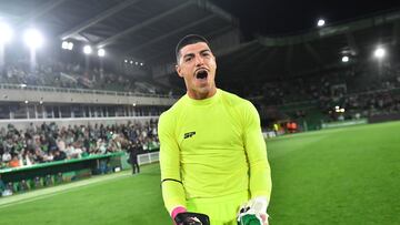Pablo Campos celebra la victoria en El Sardinero.