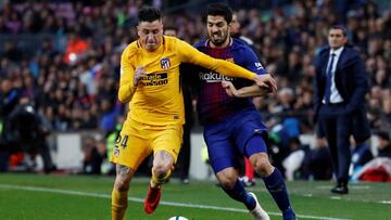 Soccer Football - La Liga Santander - FC Barcelona vs Atletico Madrid - Camp Nou, Barcelona, Spain - March 4, 2018   Atletico Madrid&#039;s Jose Gimenez in action with Barcelona&rsquo;s Luis Suarez              REUTERS/Juan Medina