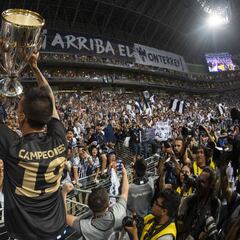 Afición se desbordó en las calles para celebrar título de Rayados