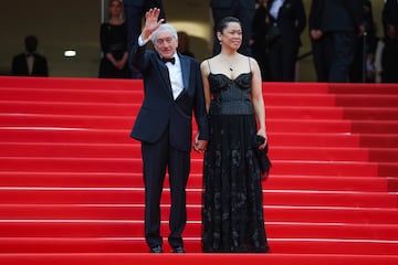 Robert De Niro, que será galardonado esta esta edición con la Palma de oro honorífica, y Tiffany Chen posan juntos en la alfombra roja durante el desfile inaugural del primer día de la 78ª edición del festival de cine de Cannes.