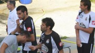 <b>UNA PIÑA. </b>La plantilla y el cuerpo técnico disfrutaron juntos de una barbacoa al aire libre.