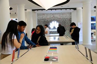 Huawei inaugura su primera tienda en Barcelona con Jorge Lorenzo de padrino