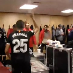 El Sevilla celebró el triunfo en el vestuario acordándose del Betis