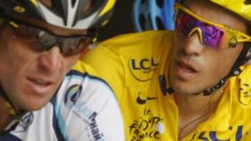 <b>JUNTOS. </b>Contador y Armstrong conversan durante la etapa.