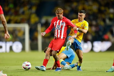 Rodrigo de Paul conduce un balón.