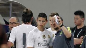 Benítez da instrucciones a James.