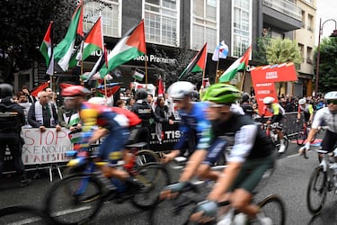 Manifestantes pro-Palestina al principio de la etapa.