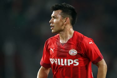 Una de las actuales figuras de la Selección de México y recordado por su gol a Alemania en el Mundial 2018. El jugador actualmente juega para PSV Eindhoven, tras cuatro años en el Napoli. 