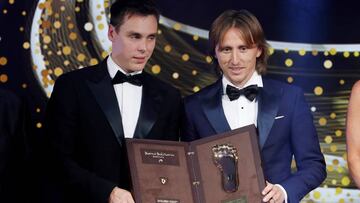 Soccer Football - Golden Foot Award - Fairmont Hotel, Monaco - November 12, 2019 Real Madrid's Luka Modric receives the Golden Foot award from Louis Ducruet, son of Princess Stephanie of Monaco REUTERS/Eric Gaillard