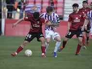 Unax del Cura trata de controlar el balón.
