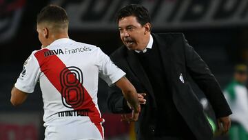 Argentina's River Plate coach Marcelo Gallardo (R) gives instructions to Juan Quintero during their Copa Libertadores 2018 football match at the El Campin stadium in Bogota on May 03, 2018. / AFP PHOTO / Luis ACOSTA
