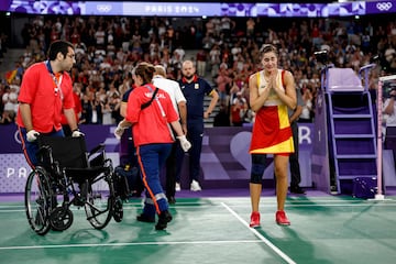 Carolina Marin agradece al público el cariñoso aplauso que recibió tras lesionarse y verse obligada a retirarse del partido de semifinales.
