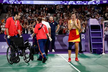 Carolina Marin agradece al público el cariñoso aplauso que recibió tras lesionarse y verse obligada a retirarse del partido de semifinales.