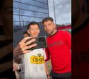 Mauricio Isla se encuentra con un par de hinchas de Colo Colo afuera de la clínica y esto ocurre: fichaje confirmado
