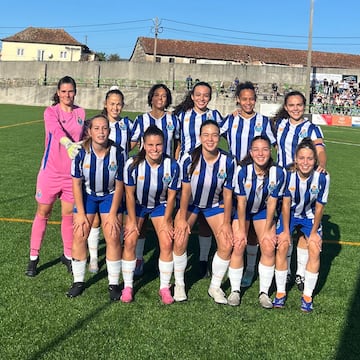 Las jugadoras del Oporto antes de comenzar el partido contra el Soalhães.