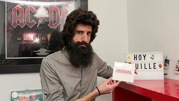 Guille Santa-Olalla posa con su último disco, Arsenal, para AS, en las oficinas de Innercia, su agencia de comunicación.