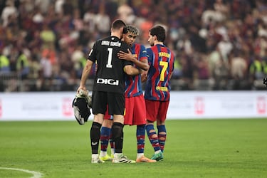 Lamine Yamal y Unai Simón tras el encuentro que enfrentó al Fútbol Club Barcelona y Athletic Club perteneciente a la semifinal de la Supercopa de España.