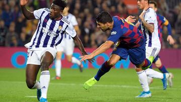 Barcelona's Uruguayan forward Luis Suarez vies with Valladolid's Ghanaian defender Mohammed Salisu (L) during the Spanish league football match between FC Barcelona and Real Valladolid FC at the Camp Nou stadium in Barcelona on October 29, 2019.
