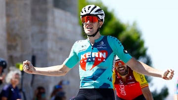El ciclista Haimar Etxeberria celebra su victoria en la Vuelta a Castilla y León