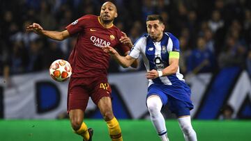 Herrera pelea con Nzonzi durante el pasado Oporto-Roma de la Champions.