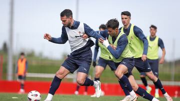 29-03-24. PABLO INSUA Y DIEGO SÁNCHEZ, DELANTE DE PASCANU, EN EL ENTRENAMIENTO DEL SPORTING EN MAREO.