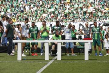 Los supervivientes Alan Ruschel, Helio Neto y Jackson Follmann reciben la Copa Sudamericana.