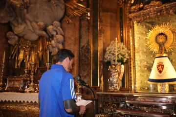 Cristian Álvarez pide ayuda a la Virgen del Pilar, que luce el manto del Real Zaragoza.