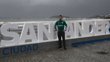 El racinguismo espera ansioso la vuelta de Jon Ander a El Sardinero, casi, como parece indicar el cartel en la playa, como si fuera 'San Ander'.
