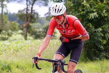 Warren Barguil se duele tras haber sufrido una caída. 