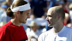 Roger Federer y Andre Agassi se saludan trs su partido de semifinales en Indian Wells 2004.