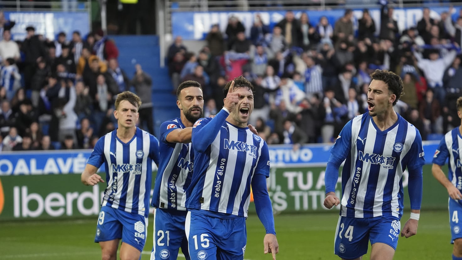 Jugadores del Alavés y Villarreal en un partido anterior