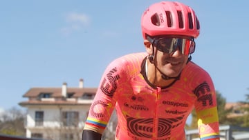 Torricella Sicura (Italy), 08/03/2024.- Ecuadorian rider Richard Carapaz of the EF Education - EasyPost before the fifth stage of the 59th Tirenno-Adriatico cycling race, over 144km from Torricella Sicura to Valle Castellana, Italy, 08 March 2024. (Ciclismo, Italia) EFE/EPA/ROBERTO BETTINI
