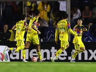Soccer Football - Liga MX - Club America v Pumas UNAM - Estadio Ciudad de los Deportes, Mexico City, Mexico - September 27, 2025 Club America's Alejandro Zendejas celebrates scoring their fourth goal with teammates REUTERS/Henry Romero