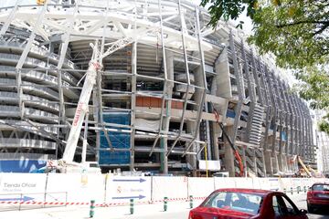 Las obras de remodelaci¨®n del estadio del club blanco siguen avanzando sin parar durante el verano. As¨ª se encuentra el exterior del estadio durante estos d¨ªas.