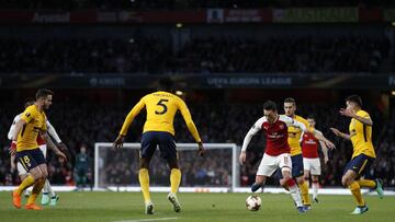 Thomas, ante Özil en la ida del Atlético-Arsenal de semifinales de Europa League.