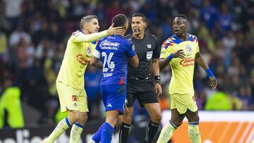 Momento en que Quiñones y Escobar se encaran en el Clásico Joven.