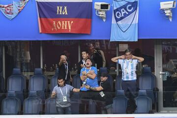 Maradona la grada del estadio San Petersburgo.