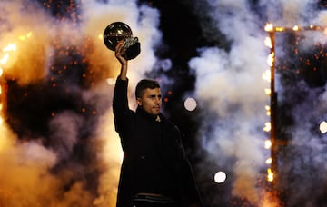 Emotivo homenaje del Manchester City a Rodri en el Etihad Stadium por su Balón de Oro.